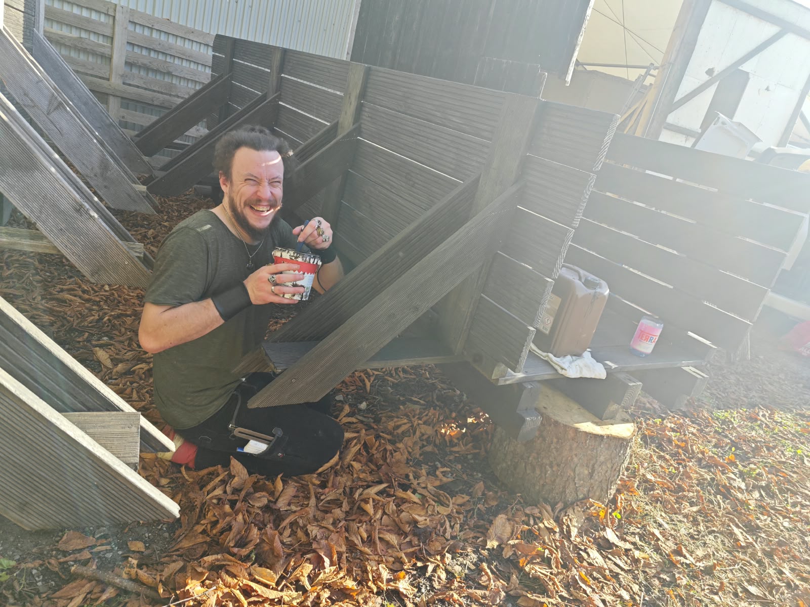 Helfer beim Streichen und Ausbessern von Holzbauteilen