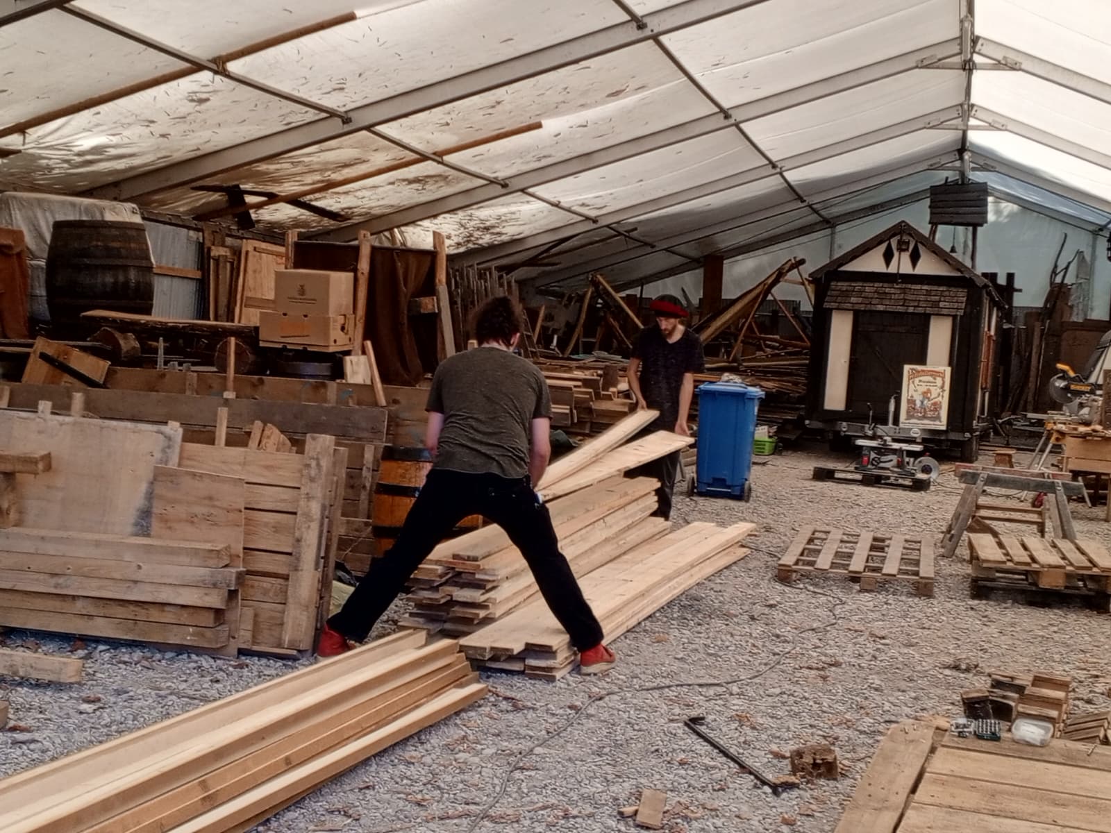 Viel Holz und weitere Baumaterialien für die historischen Marktbuden werden vorbereitet